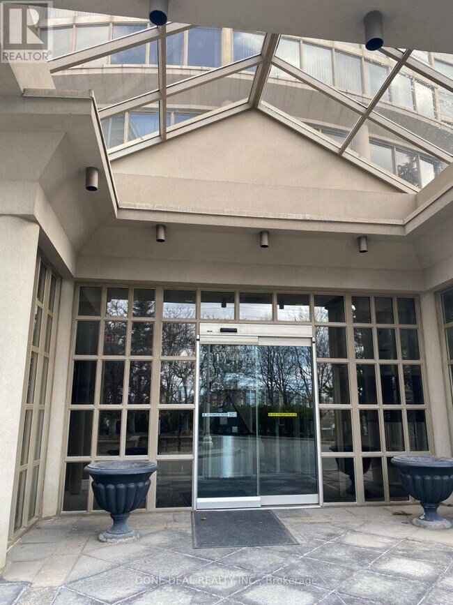 Photo du bâtiment - 50-250 Eglinton Ave W