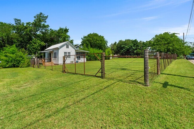 Building Photo - 2006 E 14th St