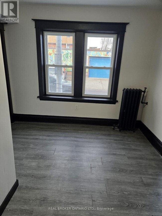 Photo du bâtiment - 983 Main St E