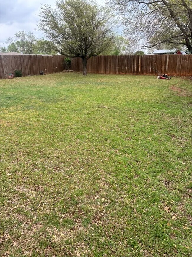 Foto del edificio - 811 Huddleston Dr