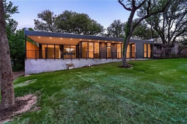 Foto del edificio - 9400 Shady Oaks Dr
