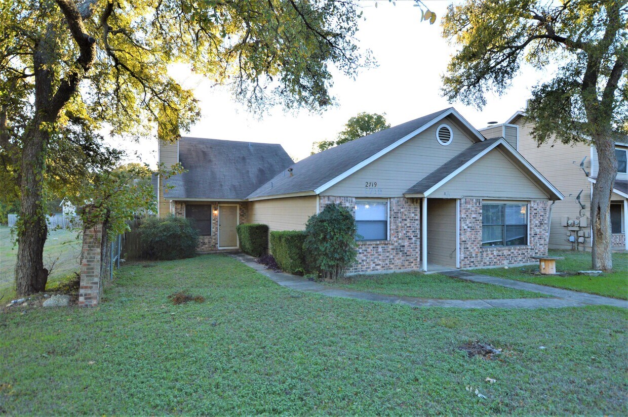 Primary Photo - 2719 W Slaughter Ln