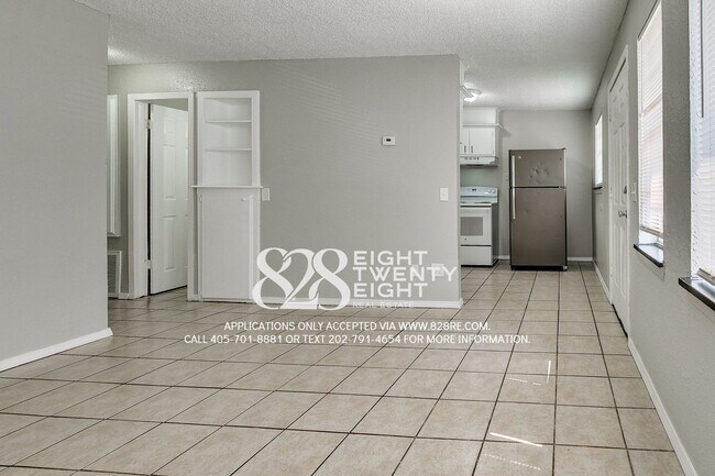 Foto del edificio - 2 Bed/1 Bath Triplex Home in Noble