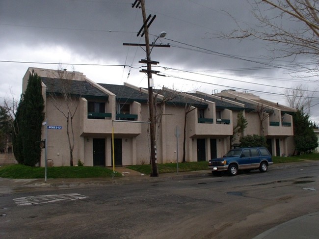 Building Photo - 958 E Avenue Q12