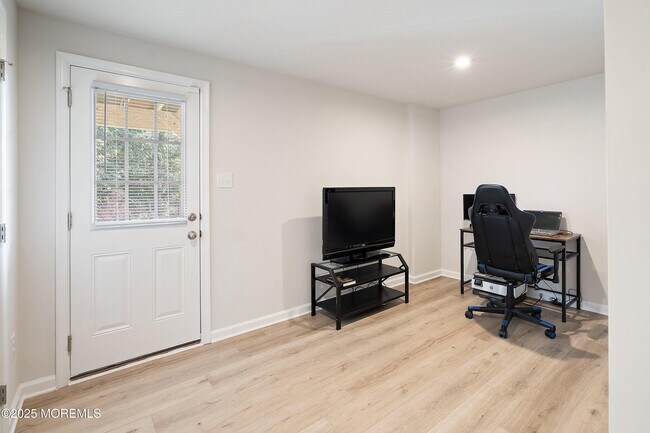 Building Photo - 305 Cyprus Ct