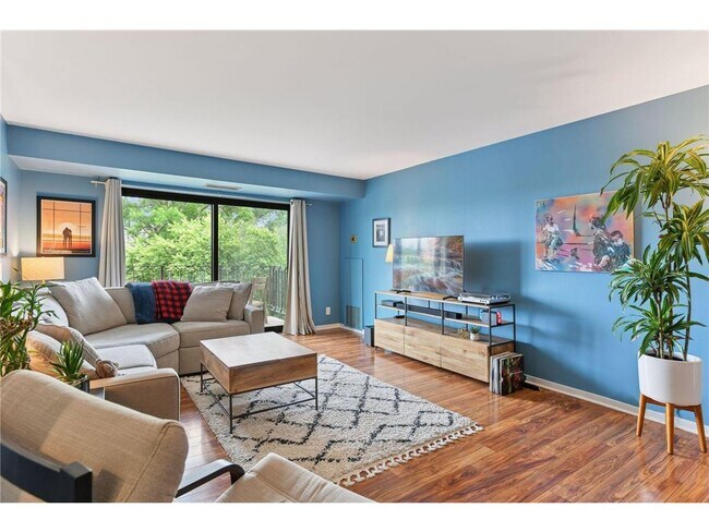 Foto del edificio - 3131 Excelsior Blvd