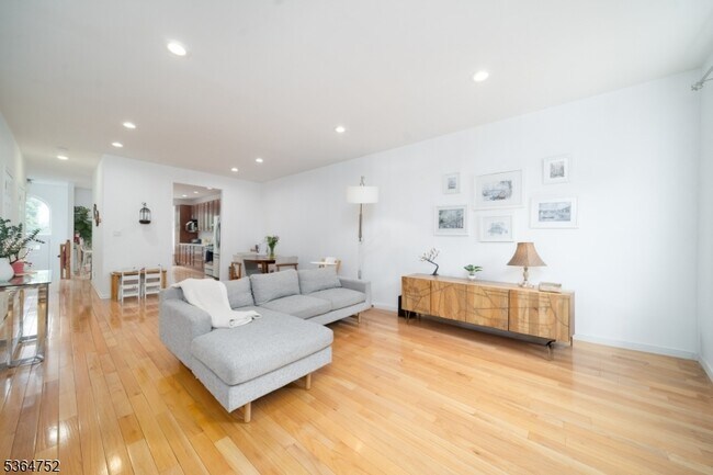 Foto del edificio - 593 Hartford Dr