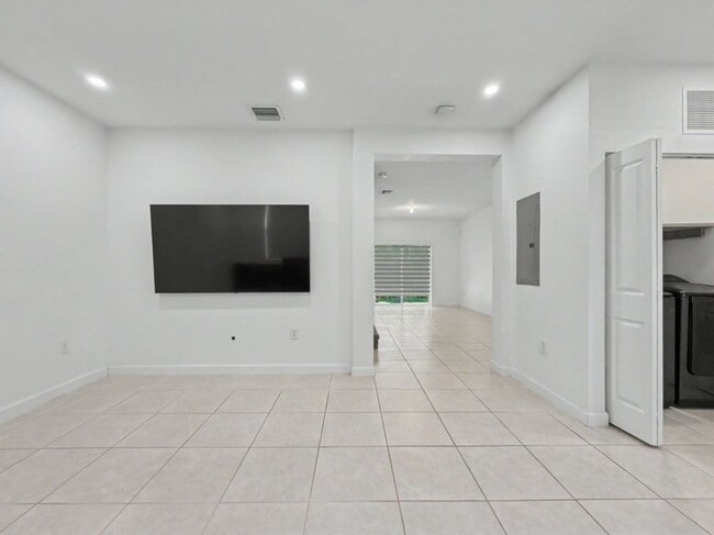 Building Photo - 2644 SE 15th Ct