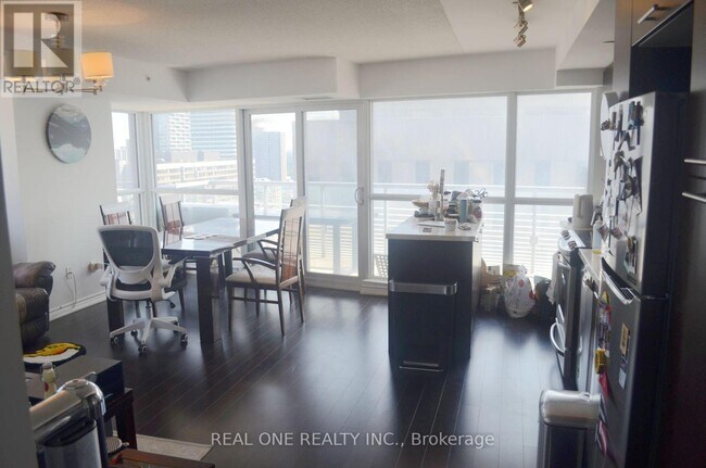 Building Photo - 386 Yonge St