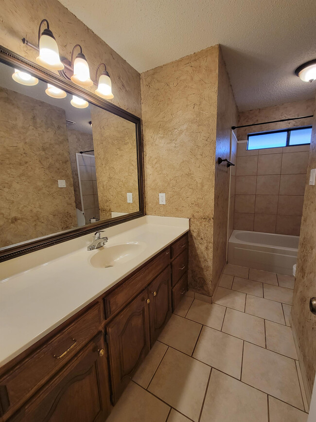 Building Photo - 3600 Crestmont Dr