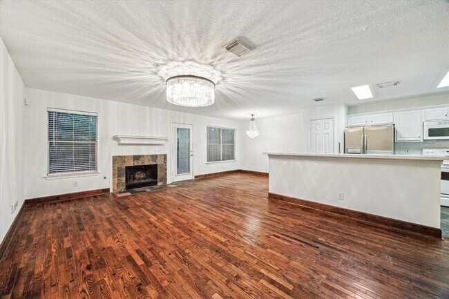 Foto del edificio - 227 Blushwood Pl