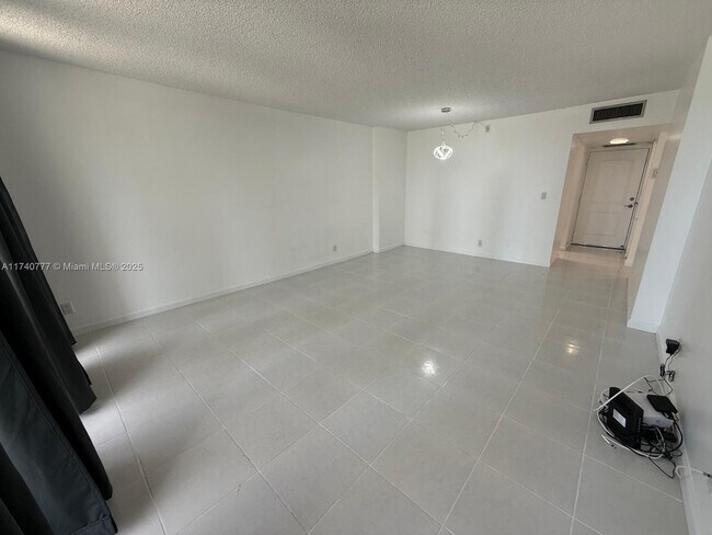 Foto del edificio - 100 Bayview Dr