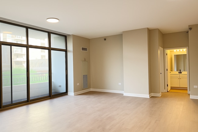 Building Photo - 1335 S Prairie Ave