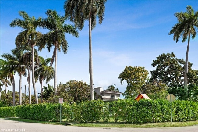 Building Photo - 3011 Royal Palm Ave