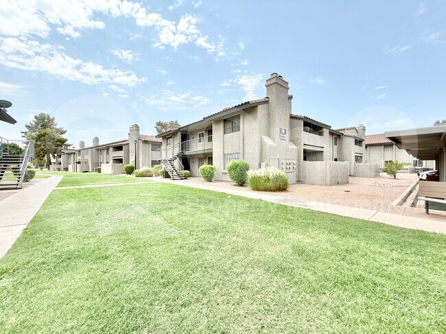 Building Photo - 533 W Guadalupe Rd