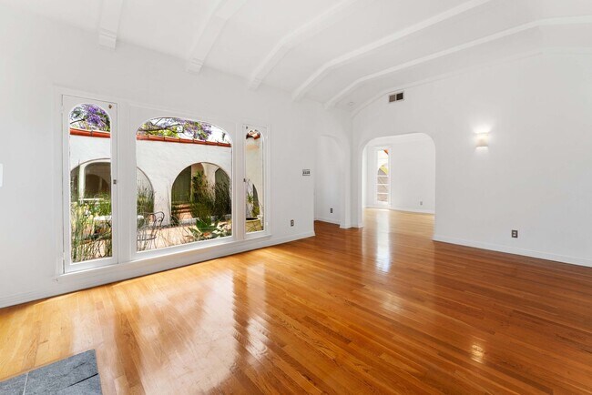 Foto del edificio - Incredible 4 bd 3 ba home