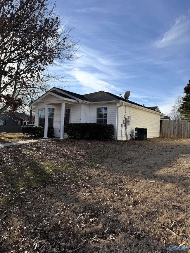 Building Photo - 107 N W Sugar Bluff Ln