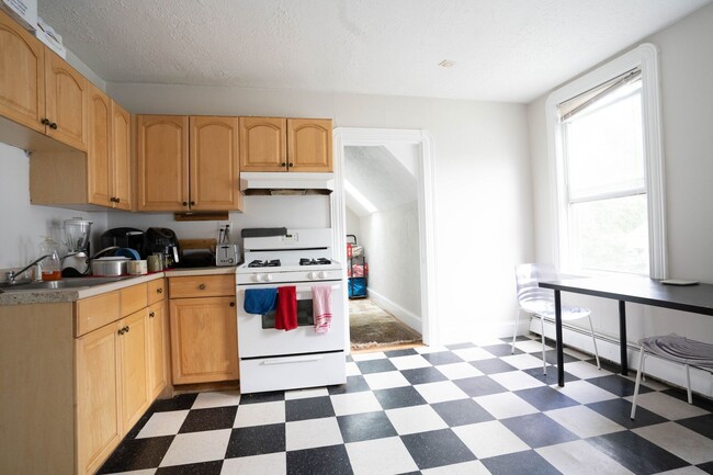 Building Photo - HOT ALLSTON LISTING!!!!