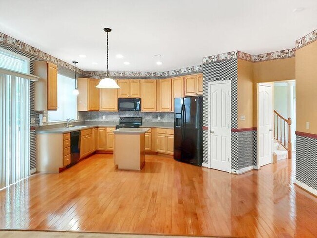 Foto del edificio - Single Family Home with 2 Car Garage Deck ...