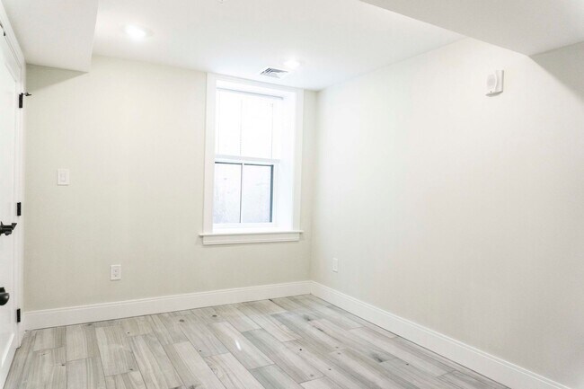 Building Photo - 86 Linden St