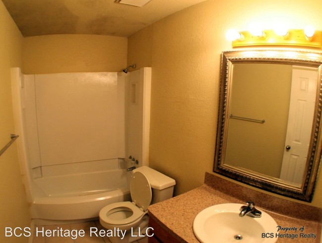 Building Photo - 802 Oran Cir