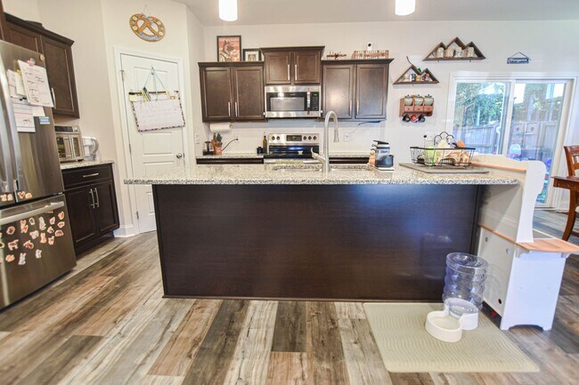 Building Photo - Pet Friendly Four Bedroom!
