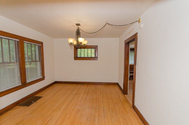 Foto del edificio - 3 Bedroom, 1.5 bath Home: Available July 2026!