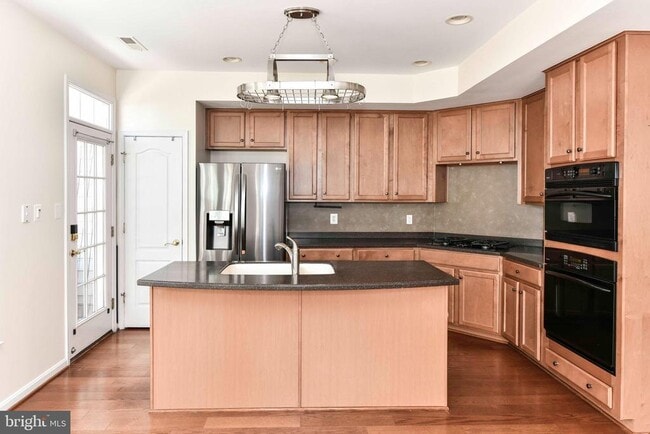Building Photo - 13592 Village Green Dr
