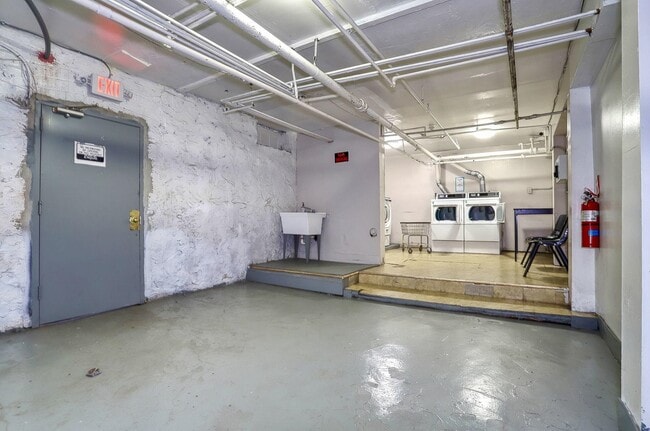 Building Photo - 124 Storms Ave
