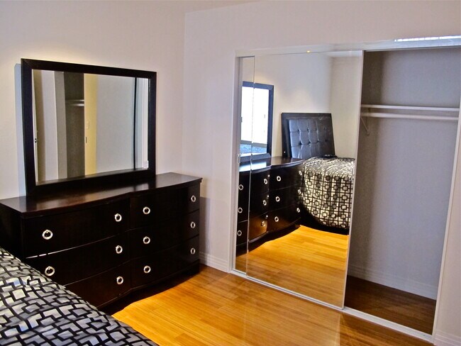 Foto del edificio - 4852 Rosewood Ave