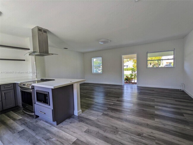 Building Photo - 16911 N Miami Ave