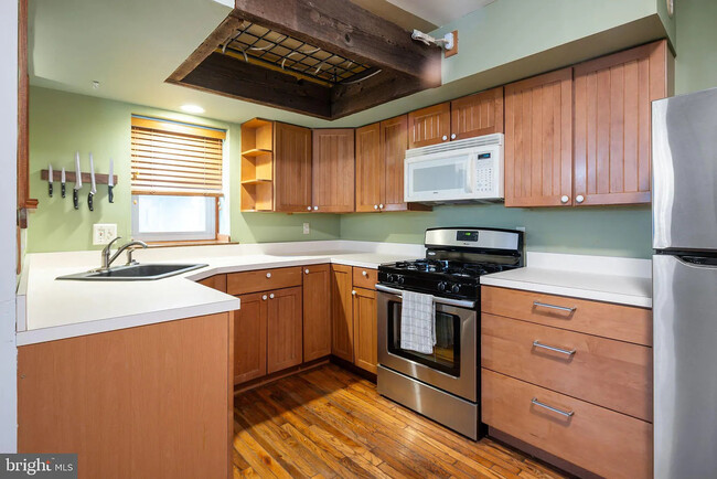 Kitchen - 706 N Bodine St