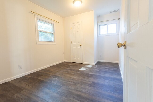 Foto del edificio - Spacious 2 Bedroom, 1 Bathroom (Full House...