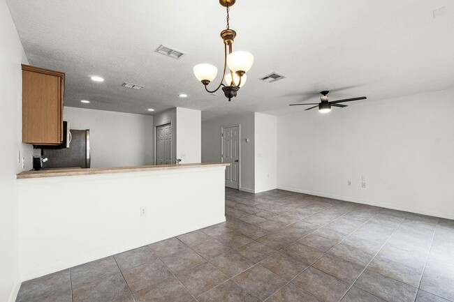 Building Photo - 2 Bedroom And 2.5 Bath Townhouse In Ashfor...