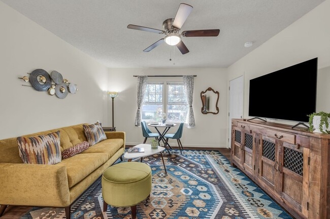 Building Photo - 306-306 Glenwood Cir