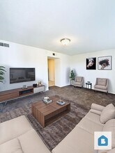 Building Photo - 33 University Dr