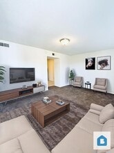 Building Photo - 33 University Dr