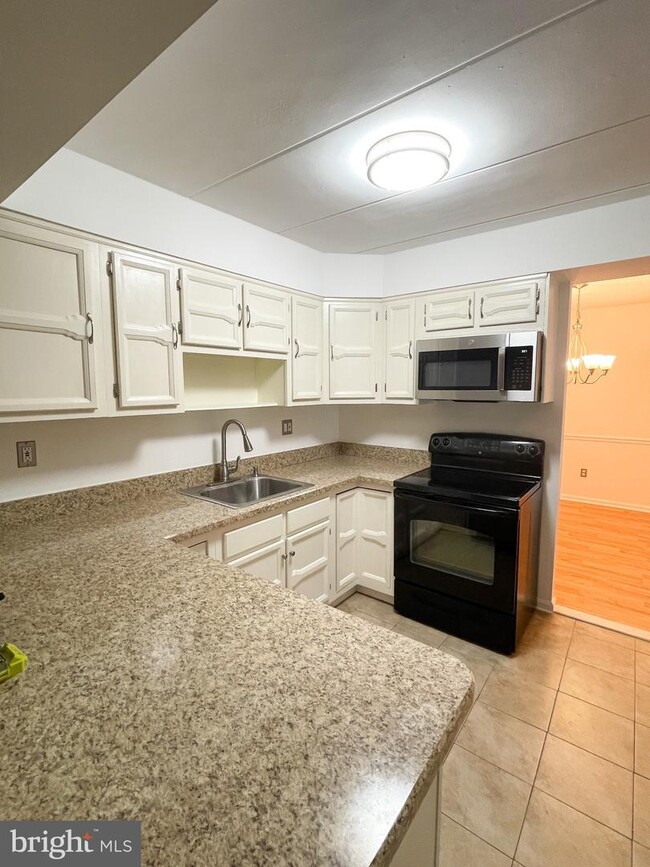 Foto del edificio - 56 Oakridge Dr