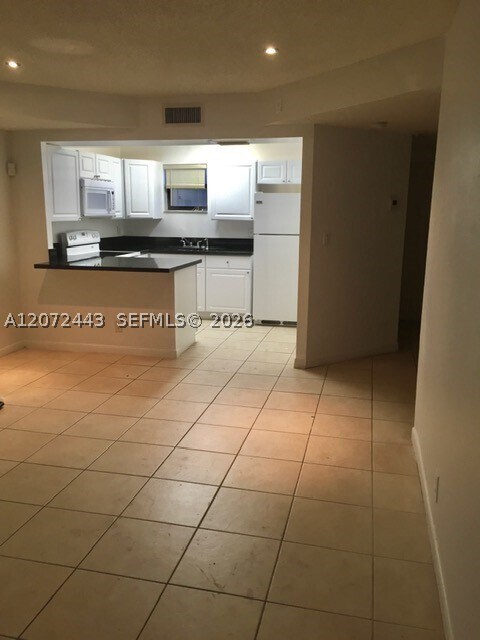 Foto del edificio - 8290 Lake Dr