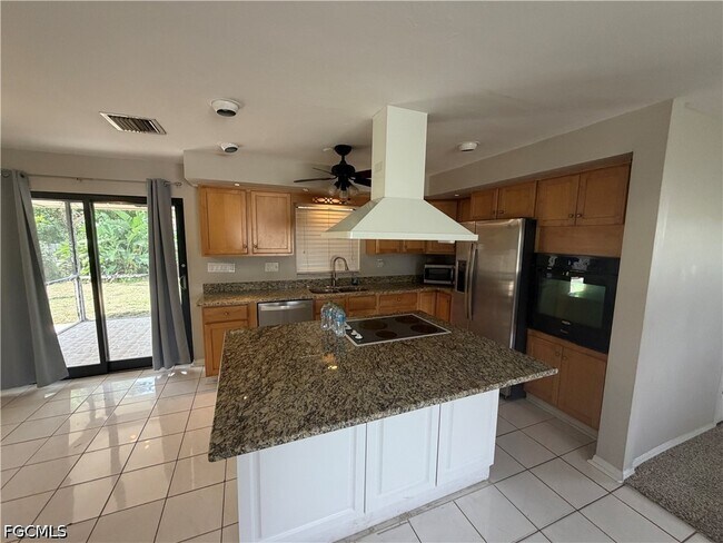 Foto del edificio - 18540 Tampa Rd