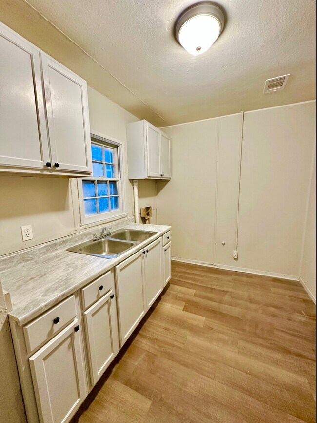 Foto del edificio - 1860 Woodland Ave SW