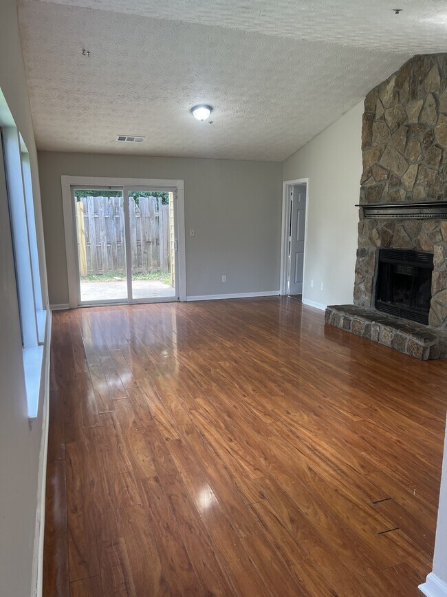 Foto del edificio - 5792 Trent Walk Dr