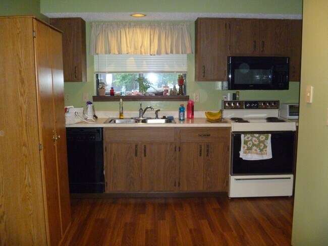 Kitchen with dishwasher, stove, microwave, refrigerator - 2609 Heritage Dr