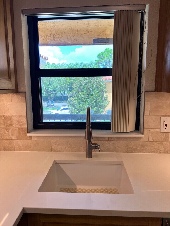 Foto del edificio - 3888 Coral Tree Cir