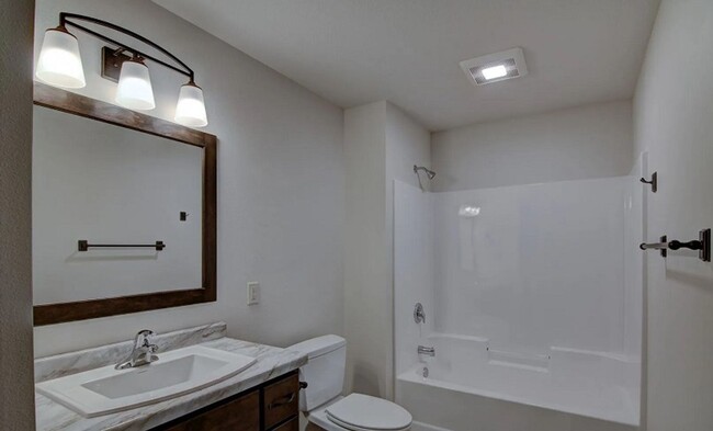 Foto del edificio - Beautiful Twin Home on the North Side of E...