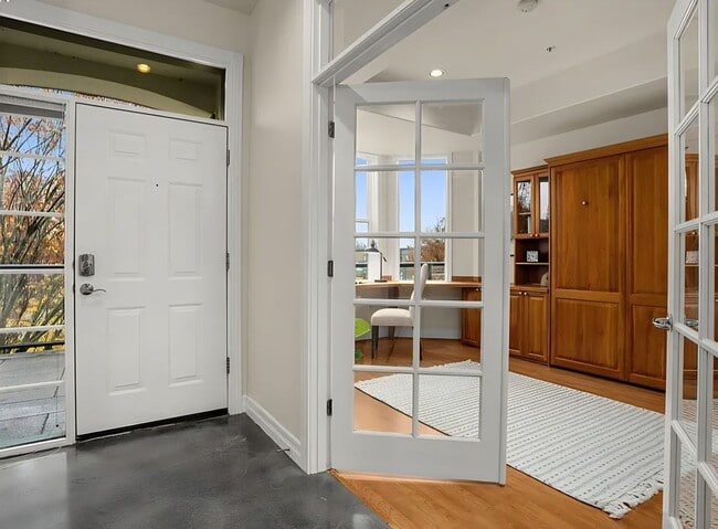 Building Photo - Luxury 4BR Waterfront Townhome w/ River & ...
