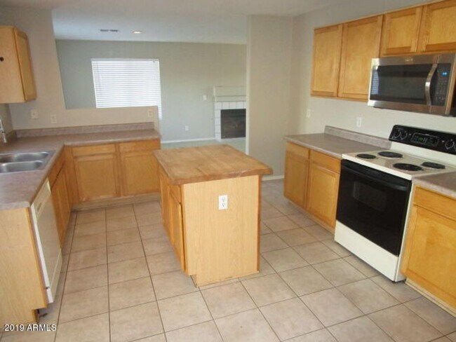 Foto del edificio - Nice 3 bedroom with pool and three car garage!