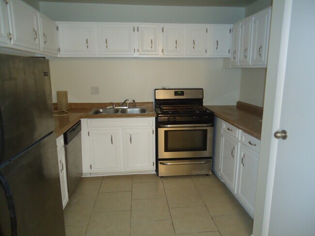 Building Photo - 16W660 Mockingbird Ln