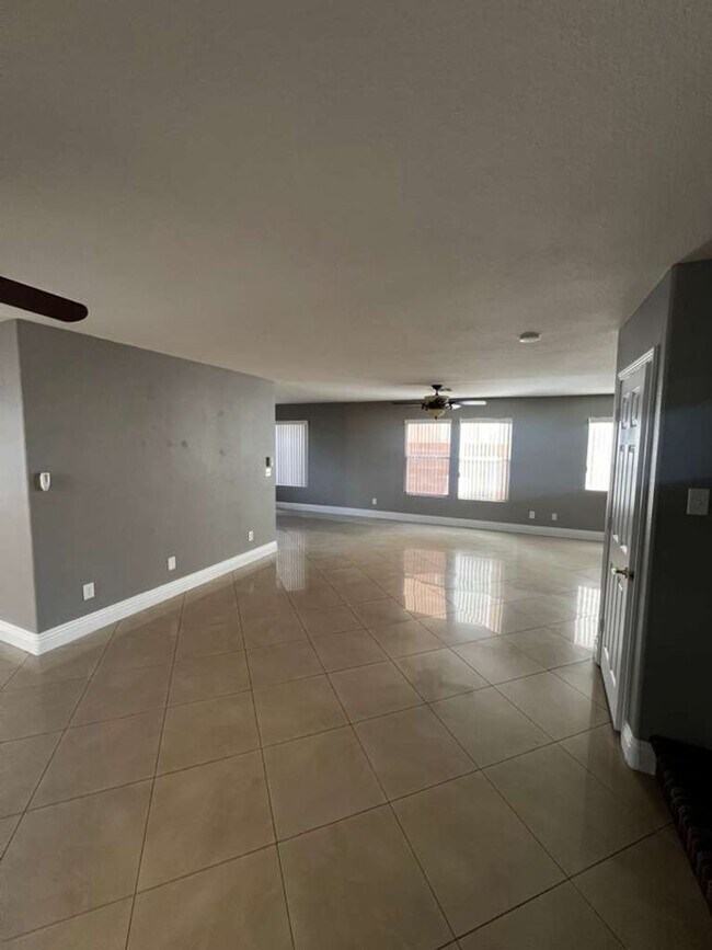 Foto del edificio - Must see 2 story 4 bed/3 bath home in the heart of SUMMERLIN