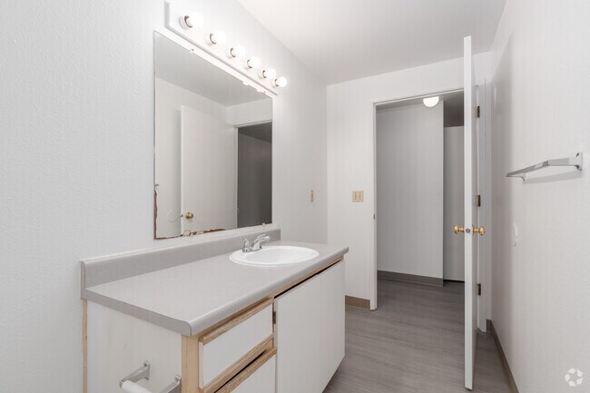 3 habitaciones, 1 baño - 1085 pies cuadrados - Baño - Tice Park